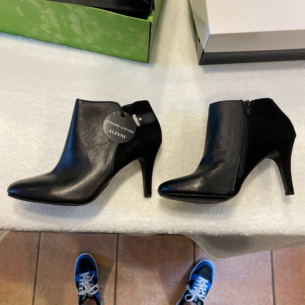 New with tags Sam Edelman Athletic Sit Fall Booties - Picture 2 of 7